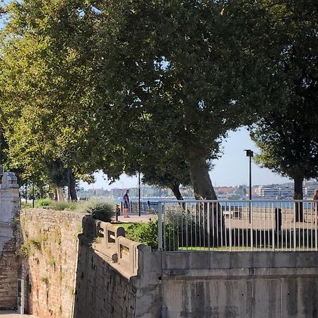 Cozy Apartment Overlooking The City Walls Zadar Buitenkant foto