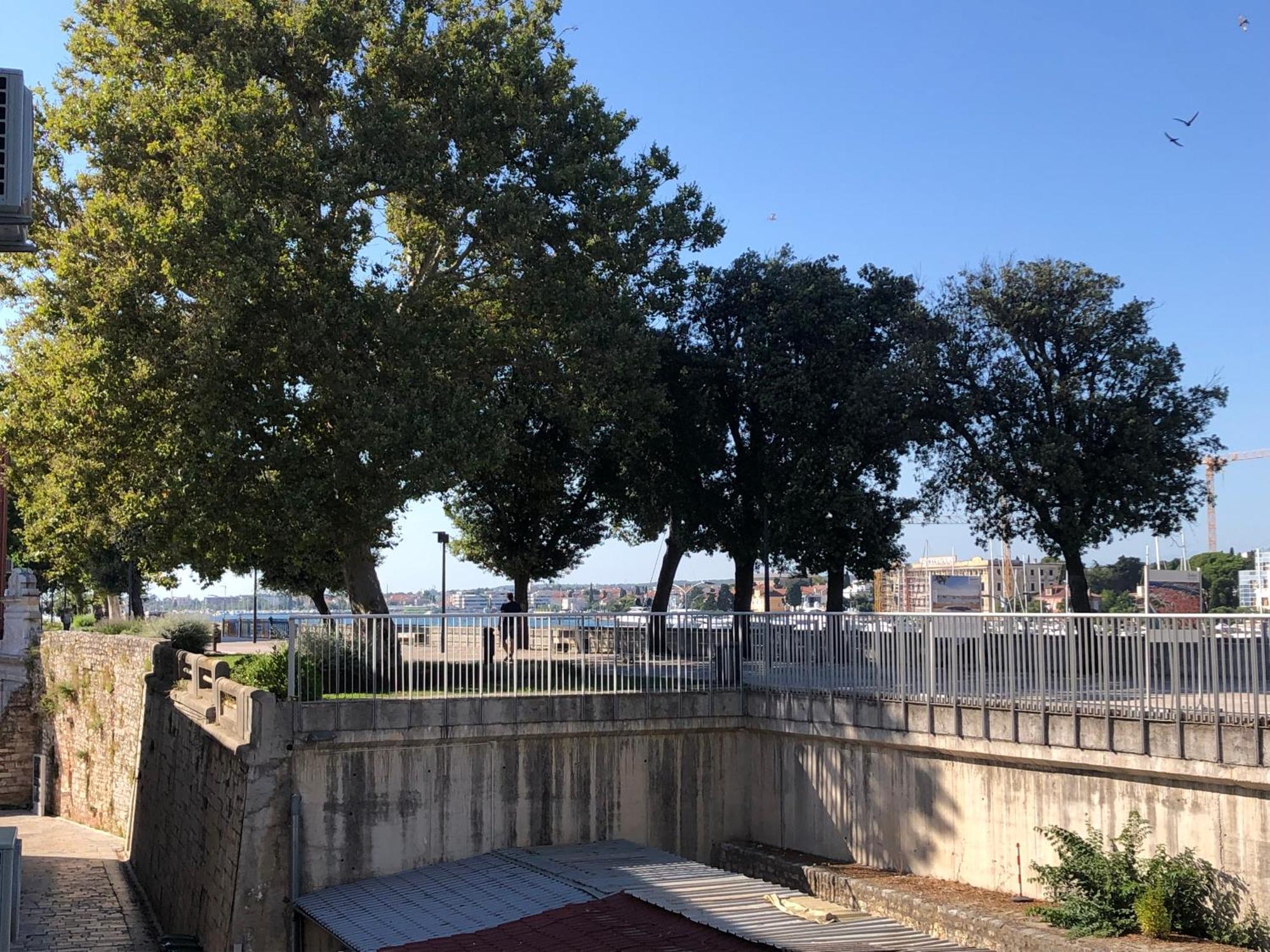 Cozy Apartment Overlooking The City Walls Zadar Buitenkant foto